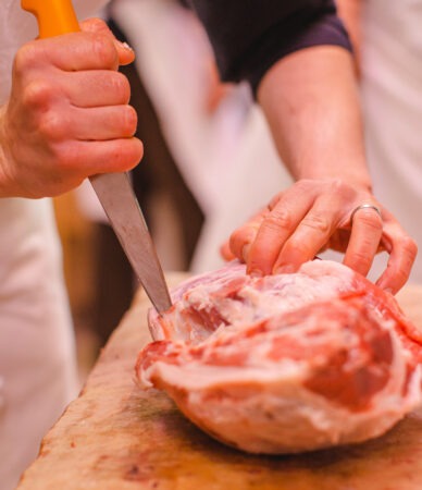 Jamones, paletas de cerdo, costillas, muslos de cordero…