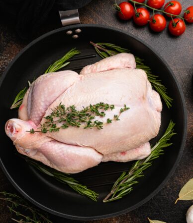 pollo, entero, crudo, de corral, en un, plato, rústico, oscuro, antiguo